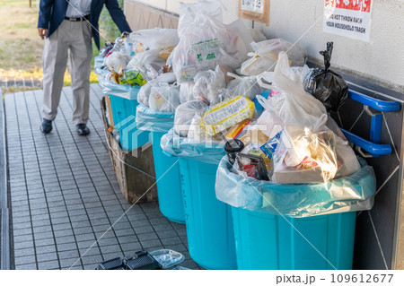 あふれるゴミ集積所　ごみを捨てる男性 109612677