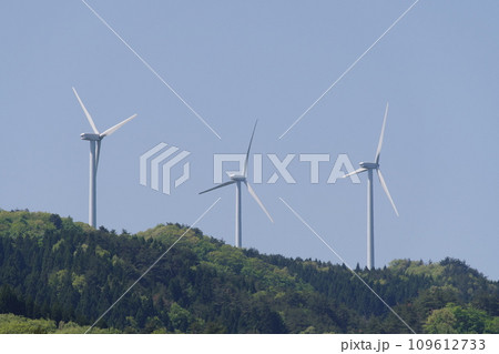山に立つ風力発電 109612733