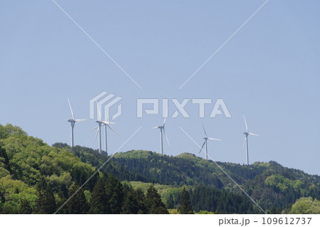 山に立つ風力発電 109612737