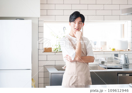 キッチンで考える男性 キッチンで考える男性 109612946
