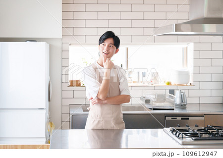 キッチンで考える男性 109612947