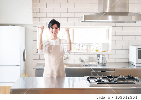 キッチンでガッツポーズする男性 109612961