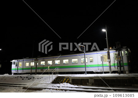 東鹿越駅に停車している列車 109613085