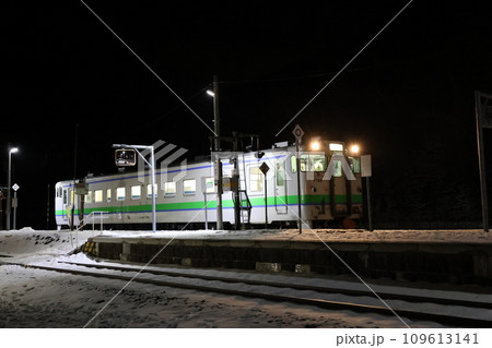 東鹿越駅で出発を待つ列車 109613141