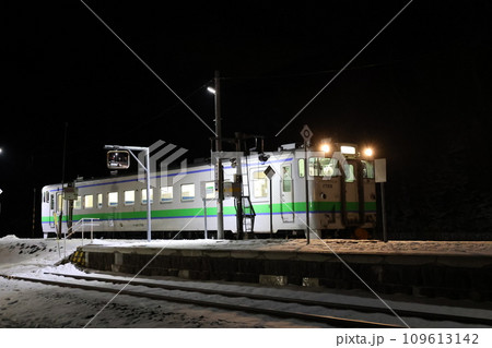 東鹿越駅で出発を待つ列車 東鹿越駅で出発を待つ列車 109613142