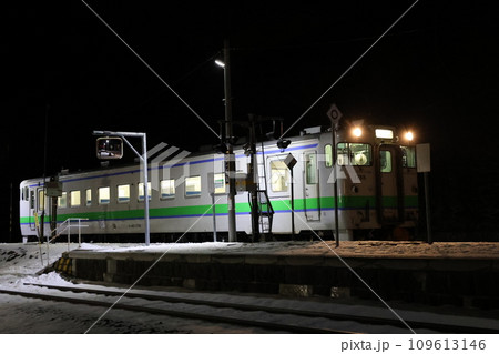 東鹿越駅で出発を待つ列車 109613146