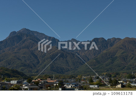 快晴の朝、晩秋の南アルプス甲斐駒ケ岳を麓の白州町から望む 109613178