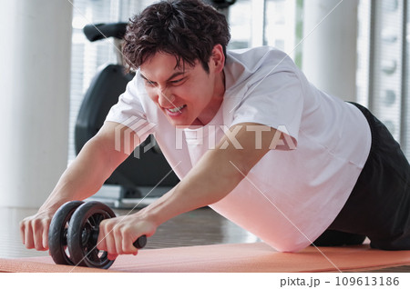 筋力トレーニングに励む若い男性 109613186