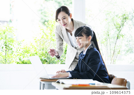 中学生　先生　ノートパソコン　授業　ICT教育 109614375
