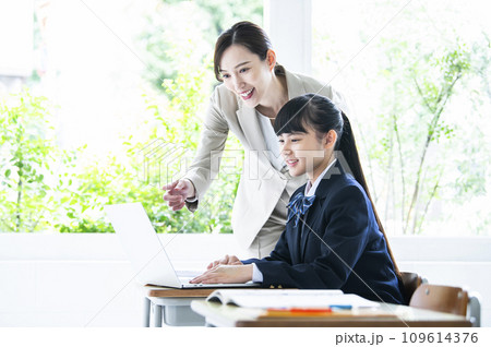 中学生 先生 ノートパソコン 授業 ICT教育 中学生 先生 ノートパソコン 授業 ICT教育 109614376