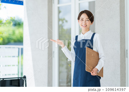 カフェの店内に案内する女性 カフェの店内に案内する女性 109614397