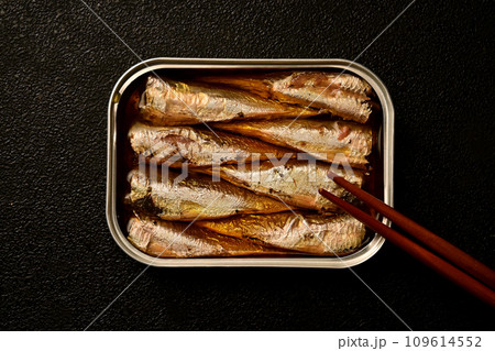 オイルサーディンの缶詰 109614552