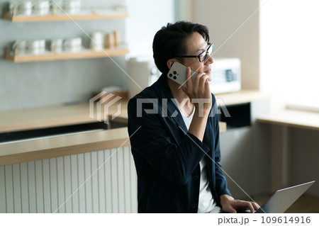 スマホで通話する男性 109614916