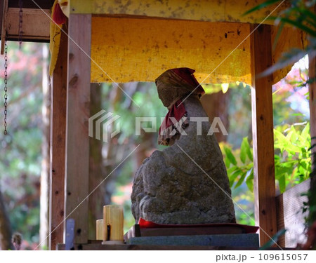 神社の境内にあるお地蔵様 109615057