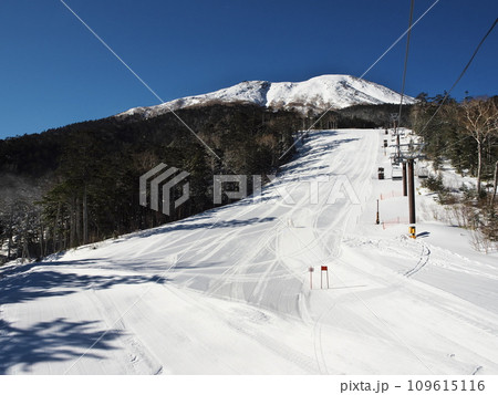 快晴の開田高原マイヤスキー場の第2高速ペアリフト上から御嶽山を臨む 109615116