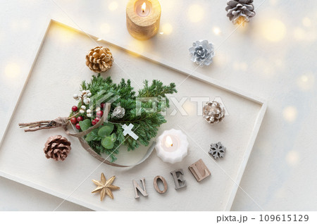 クリスマスのミニスワッグとイルミネーション クリスマスのミニスワッグとイルミネーション 109615129