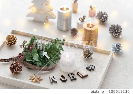 クリスマスのミニスワッグとイルミネーション クリスマスのミニスワッグとイルミネーション 109615130