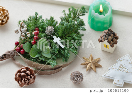 クリスマスのミニスワッグとキャンドル 白背景 クリスマスのミニスワッグとキャンドル 白背景 109615190