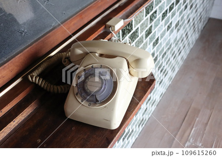 昭和のダイヤル式電話機 109615260