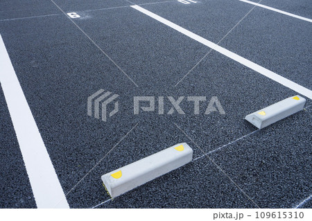 駐車場のアスファルト路面工事 109615310