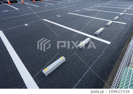 駐車場のアスファルト路面工事 109615316