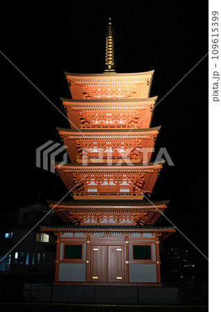 草津温泉 ライトアップされた光泉寺・五重塔 草津温泉 ライトアップされた光泉寺・五重塔 109615399