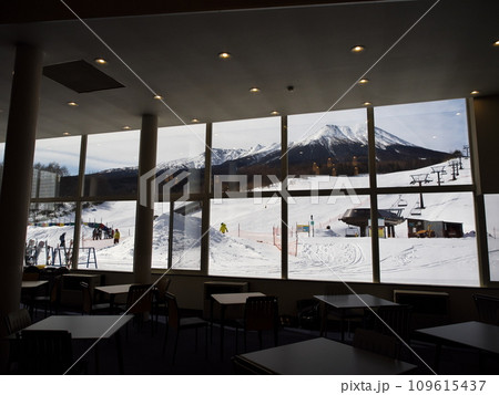快晴の開田高原マイヤスキー場のメインレストラン内から御嶽山を臨む 109615437