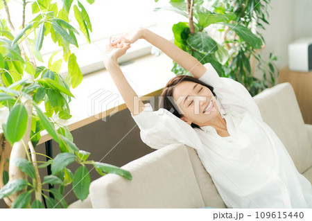 ソファでくつろぐ女性 ソファでくつろぐ女性 109615440