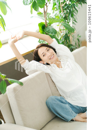 ソファでくつろぐ女性 109615441