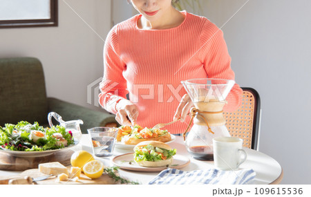 朝食を食べる女性 109615536