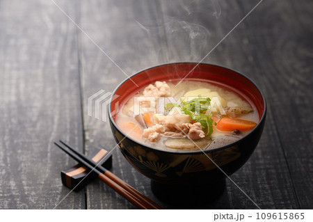 旬の野菜がたっぷり入った 豚汁 家庭料理 109615865