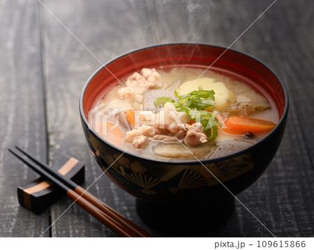 旬の野菜がたっぷり入った 豚汁 家庭料理 旬の野菜がたっぷり入った 豚汁 家庭料理 109615866