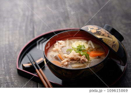 旬の野菜がたっぷり入った 豚汁 家庭料理 旬の野菜がたっぷり入った 豚汁 家庭料理 109615869