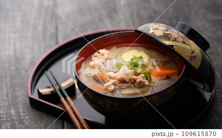 旬の野菜がたっぷり入った 豚汁 家庭料理 旬の野菜がたっぷり入った 豚汁 家庭料理 109615870