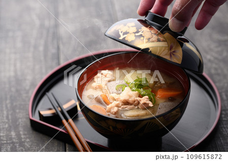 旬の野菜がたっぷり入った 豚汁 家庭料理 109615872