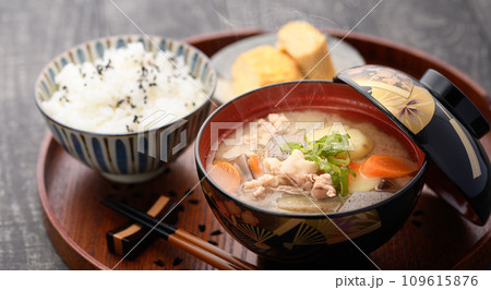 旬の野菜がたっぷり入った 豚汁とご飯と卵焼き 109615876