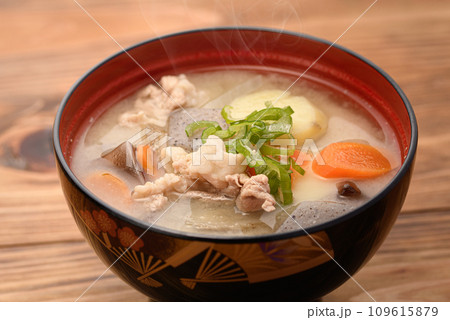 旬の野菜がたっぷり入った 豚汁 家庭料理 109615879
