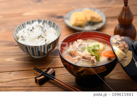 旬の野菜がたっぷり入った 豚汁とおかず 109615881