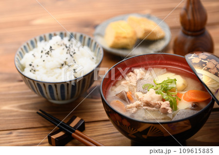 旬の野菜がたっぷり入った 豚汁とご飯 旬の野菜がたっぷり入った 豚汁とご飯 109615885