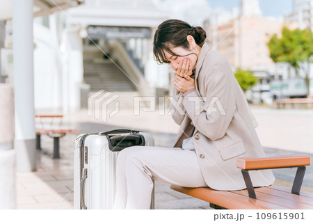 駅・旅行中に体調不良になったビジネスウーマン 109615901