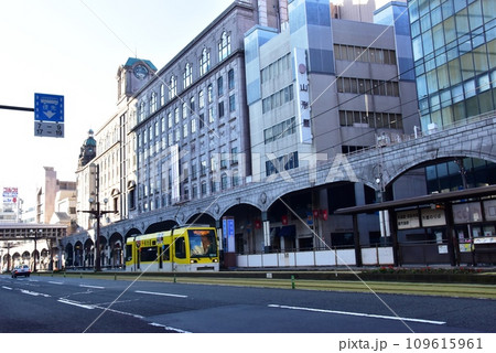 鹿児島市 路面電車(鹿児島市電)と山形屋と金生通り 鹿児島市 路面電車(鹿児島市電)と山形屋と金生通り 109615961