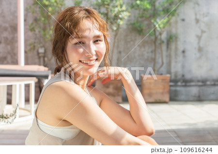 スキンケア・化粧水・美容液・乳液・日焼け止め・基礎化粧品を使う女性イメージ 109616244