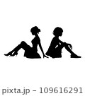 女性シルエットイラスト 座る 109616291