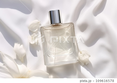 白い花びらと香水のボトル 白い花びらと香水のボトル 109616578