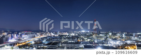 高台から見る夜の北九州工場地帯の町並み 高台から見る夜の北九州工場地帯の町並み 109616609