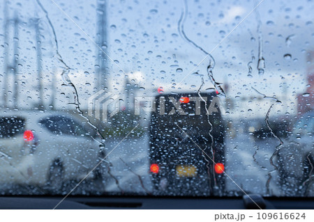 雨の日の車の窓に映る風景 雨の日の車の窓に映る風景 109616624
