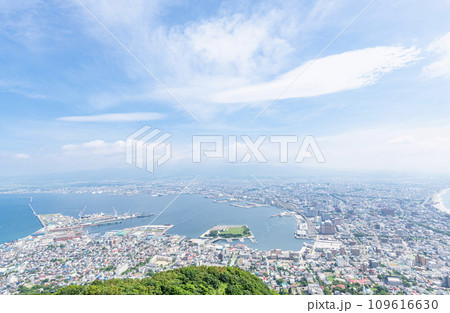 北海道函館市 函館山山頂展望台から望む初夏の函館の街並み 北海道函館市 函館山山頂展望台から望む初夏の函館の街並み 109616630