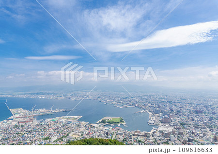 北海道函館市 函館山山頂展望台から望む初夏の函館の街並み 北海道函館市 函館山山頂展望台から望む初夏の函館の街並み 109616633