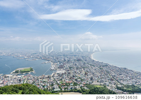 北海道函館市 函館山山頂展望台から望む初夏の函館の街並み 北海道函館市 函館山山頂展望台から望む初夏の函館の街並み 109616638