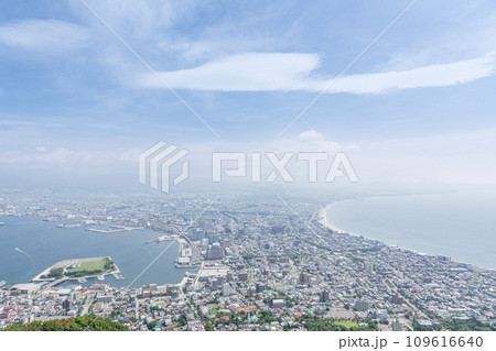 北海道函館市　函館山山頂展望台から望む初夏の函館の街並み 109616640